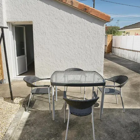Apartment T2 - 28m2 Avec Cour Et Stationnement, Wifi Et Linge Fournis *