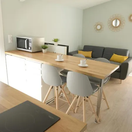 아파트 T2 - 28m2 Avec Cour Et Stationnement, Wifi Et Linge Fournis *