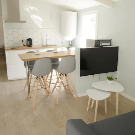 T2 - 28m2 Avec Cour Et Stationnement, Wifi Et Linge Fournis Appartement *