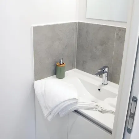 T2 - 28m2 Avec Cour Et Stationnement, Wifi Et Linge Fournis * アングレーム