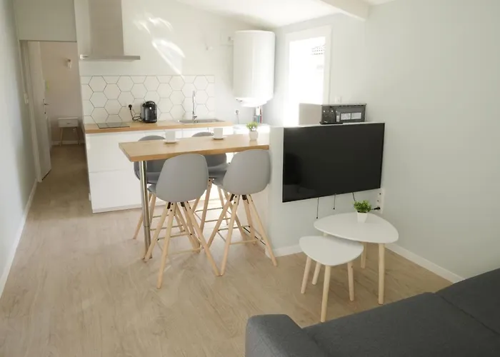 T2 - 28m2 Avec Cour Et Stationnement, Wifi Et Linge Fournis Appartement *